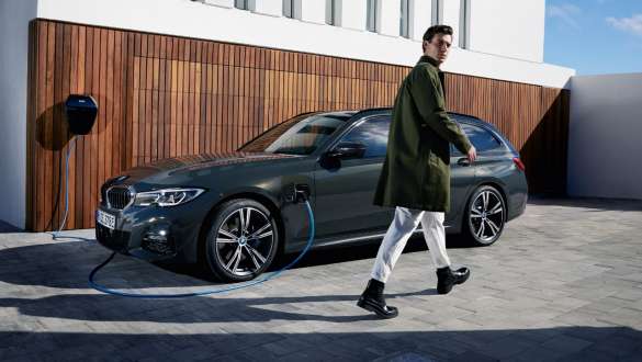 Plug-in hybrid BMW Series Touring 2021 G21 three-quarter side view on BMW Wallbox Plug-in hybrid BMW Series Touring 2021 G21 three-quarter side view on BMW Wallbox with model