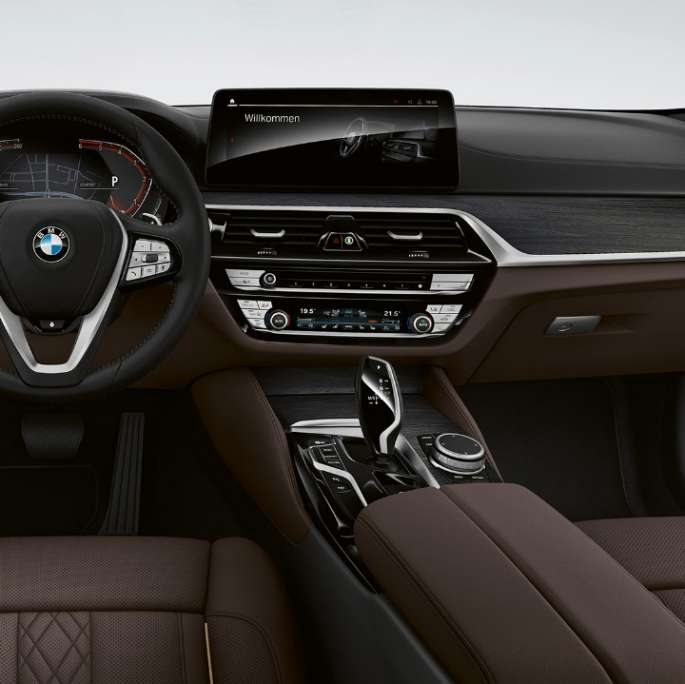 Cockpit BMW 5 Series Sedan G30 Luxury Line Cockpit BMW 5 Series Sedan 520d xDrive G30 2020 Luxury Line Exclusive leather 'Nappa' Mokka exclusive stitching with piping in contrast interior