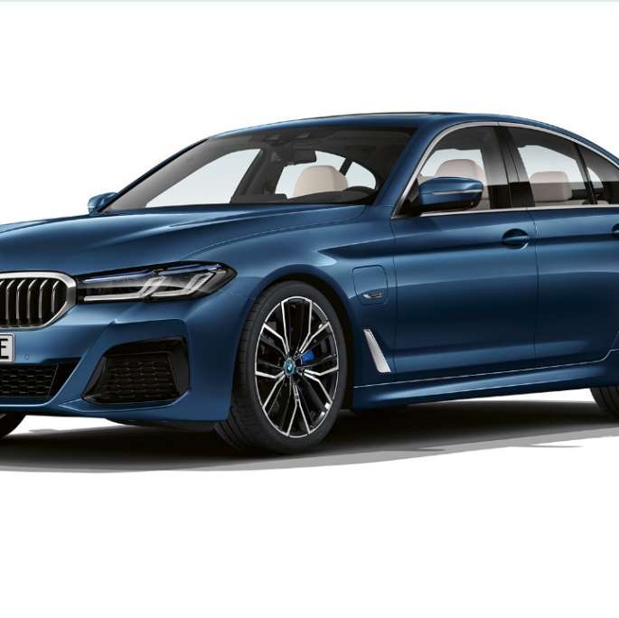 BMW 5 Series Sedan G30 Plug-in hybrid M Sport package front BMW 5 Series Sedan 520d xDrive G30 2020 M Sport package in Alpine White three-quarter front view