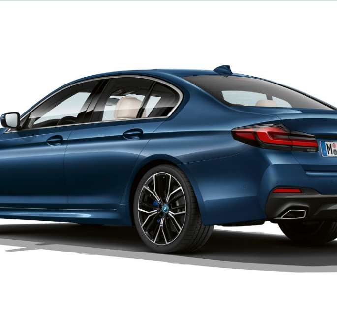 BMW 5 Series Sedan G30 Plug-in hybrid M Sport package rear BMW 5 Series Sedan 520d xDrive G30 2020 M Sport package in Alpine White three-quarter rear view