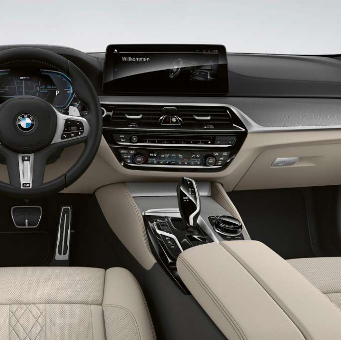 Cockpit BMW 5 Series Sedan Plug-in hybrid G30 M Sport package
Cockpit BMW 5 Series Sedan 520d xDrive G30 2020 M Sport package Leather 'Dakota' Black with contrast stitching Blue interior