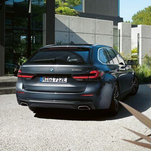 Rear apron and free-form exhaust pipes BMW 5 Series Touring G31 Rear apron and free-form exhaust pipes BMW 5 Series Touring G31 Facelift 2020 Sophisto Grey close-up rear