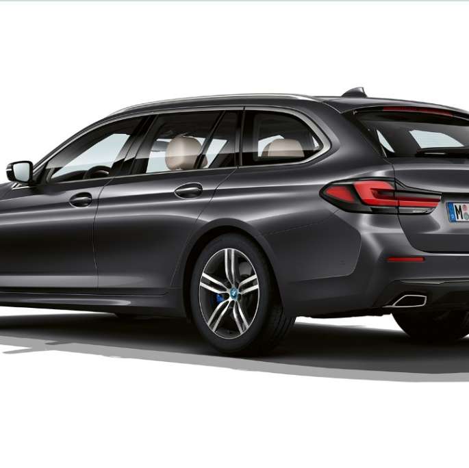 BMW 5 Series Touring G31 Basic equipment rear BMW 5 Series Touring 530i G31 2020 Basic equipment in Sophisto Grey three-quarter rear view