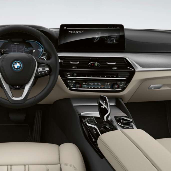 Cockpit BMW 5 Series Touring G31 Basic equipment Cockpit BMW 5 Series Touring 530i G31 2020 Basic equipment Leather 'Dakota' Ivory White exclusive stitching with piping in contrast interior