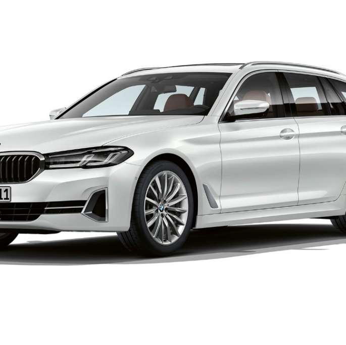 BMW 5 Series Touring G31 Luxury Line front BMW 5 Series Touring 530i G31 2020 Luxury Line in Mineral White three-quarter front view