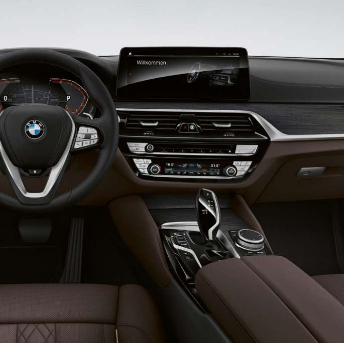 Cockpit BMW 5 Series Touring G31 Luxury Line Cockpit BMW 5 Series Touring 530i G31 2020 Luxury Line Exclusive leather 'Nappa' Mokka exclusive stitching with piping in contrast interior