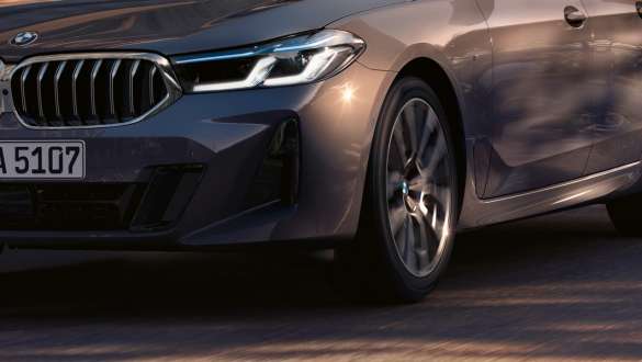 Adaptive 2-axle air suspension BMW 6 Series Gran Turismo G32 2020 Adaptive 2-axle air suspension BMW 6 Series Gran Turismo G32 2020 close-up three-quarter front view