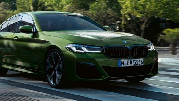BMW M550i xDrive with adaptive M suspension G30 2020 three-quarter front view driving BMW M550i xDrive Sedan with adaptive M suspension G30 LCI Facelift 2020 BMW Individual Verde Ermes metallic three-quarter front view driving