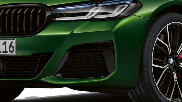 BMW M550i xDrive with M Aerodynamics package G30 2020 BMW M550i xDrive Sedan with M Aerodynamics package G30 LCI Facelift 2020 BMW Individual Verde Ermes metallic close-up front