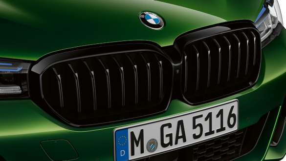 BMW M550i xDrive with BMW Individual high-gloss Shadow Line G30 2020 BMW M550i xDrive Sedan with BMW Individual high-gloss Shadow Line G30 LCI Facelift 2020 BMW Individual Verde Ermes metallic close-up M kidney grille