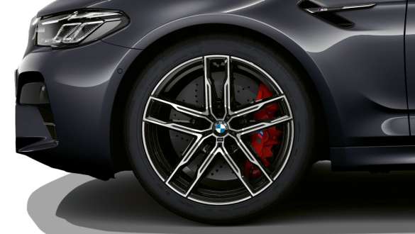 20" M light alloy wheel Double-spoke style 810 M Bicolour BMW M5 F90 2020 20" M light alloy wheel Double-spoke style 810 M Bicolour BMW M5 F90 LCI Facelift 2020 Brands Hatch Grey metallic close-up wheel