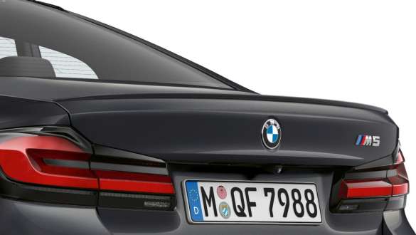 M rear spoiler BMW M5 F90 2020 M rear spoiler BMW M5 F90 LCI Facelift 2020 Brands Hatch Grey metallic close-up tailgate