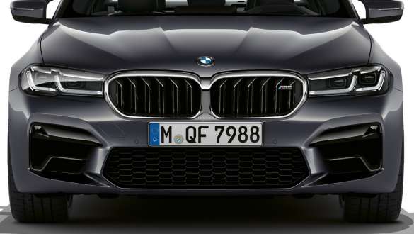 M kidney grille BMW M5 F90 2020 front view M kidney grille BMW M5 F90 LCI Facelift 2020 Brands Hatch Grey metallic front view