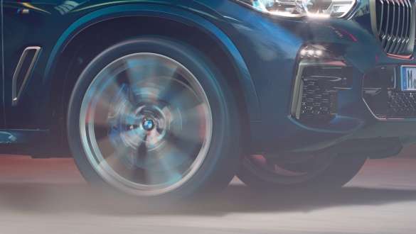 BMW X5 M50i with Adaptive M suspension BMW X5 M50i with Adaptive M suspension Carbon black metallic F95 close-up wheel
