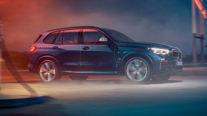 BMW X5 M50i side view BMW X5 M50i G05 with M light alloy wheels Carbon black metallic side view