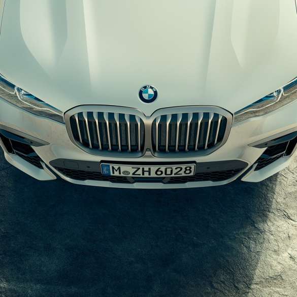 BMW X7 M Automobile, front with BMW kidney grille BMW X7 M Automobile M50i, front and engine bonnet from the bird’s eye view, G07, 2019
