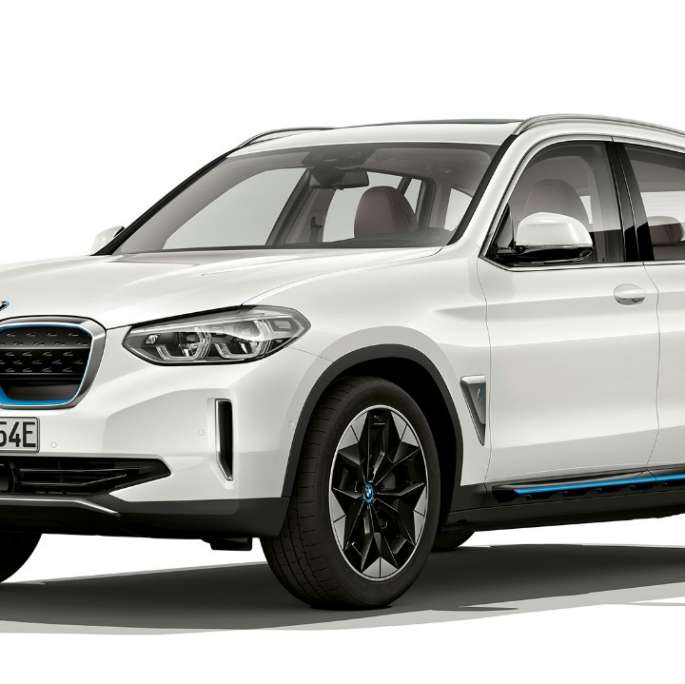 BMW iX3 G08 Model “Impressive” three-quarter front view BMW iX3 G08 2020 Model “Impressive” Mineral White metallic Effect three-quarter front view