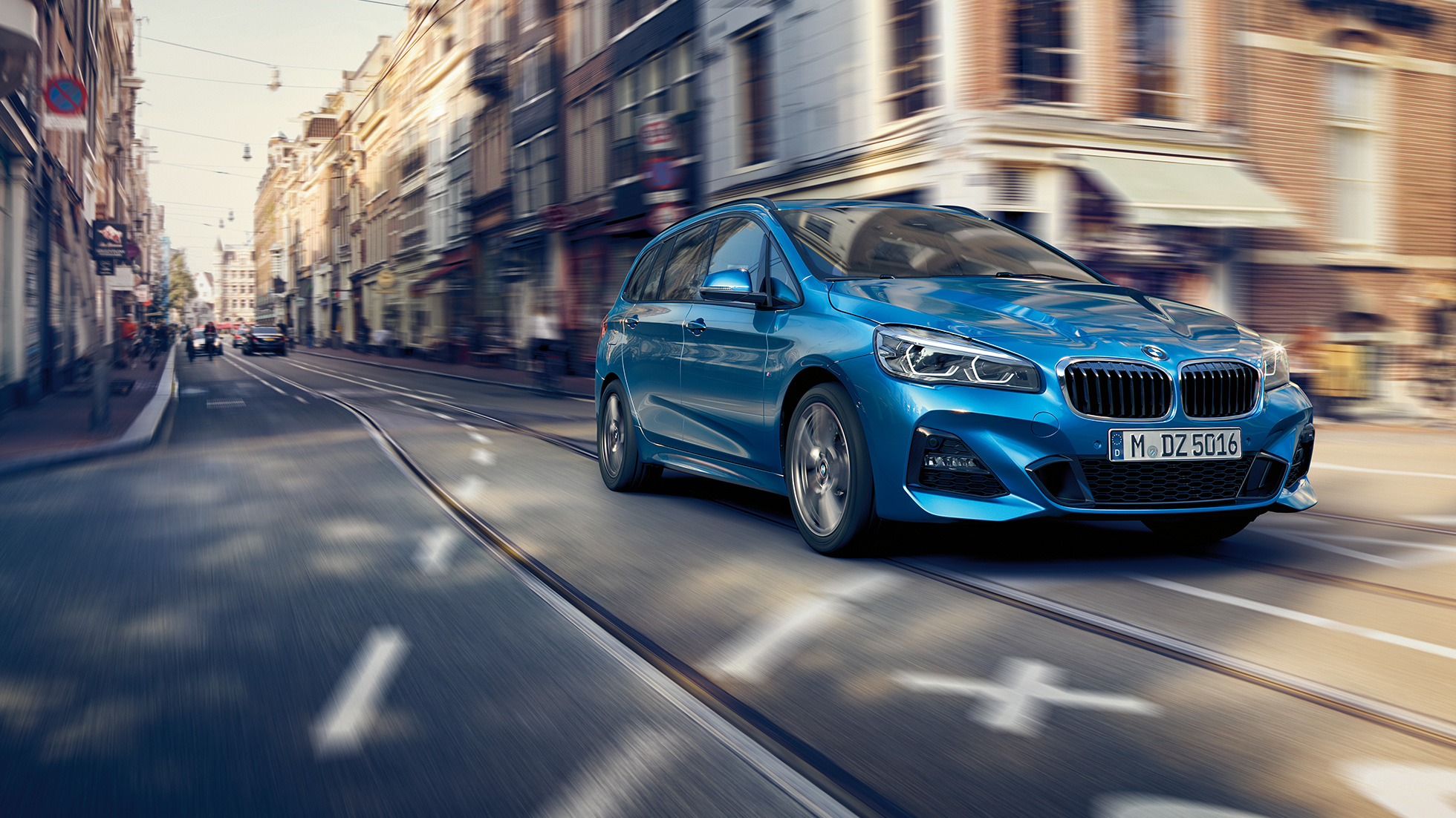 Driving dynamics BMW 2 Series Gran Tourer Driving dynamics BMW 2 Series Gran Tourer F46 2018 Misano Blue metallic three-quarter front view driving downtown