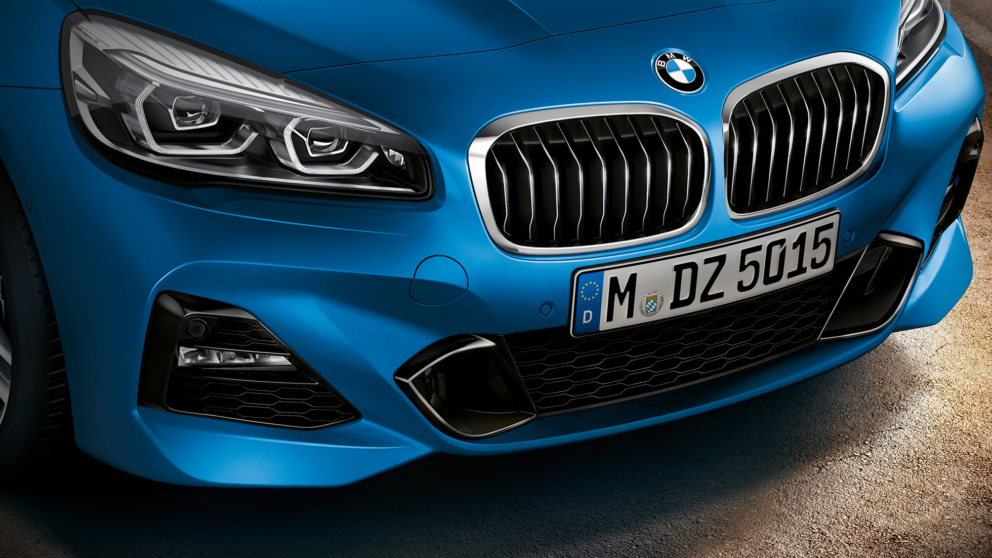 Double kidney grille BMW 2 Series Gran Tourer Double kidney grille BMW 2 Series Gran Tourer F46 2018 Misano Blue metallic close-up front