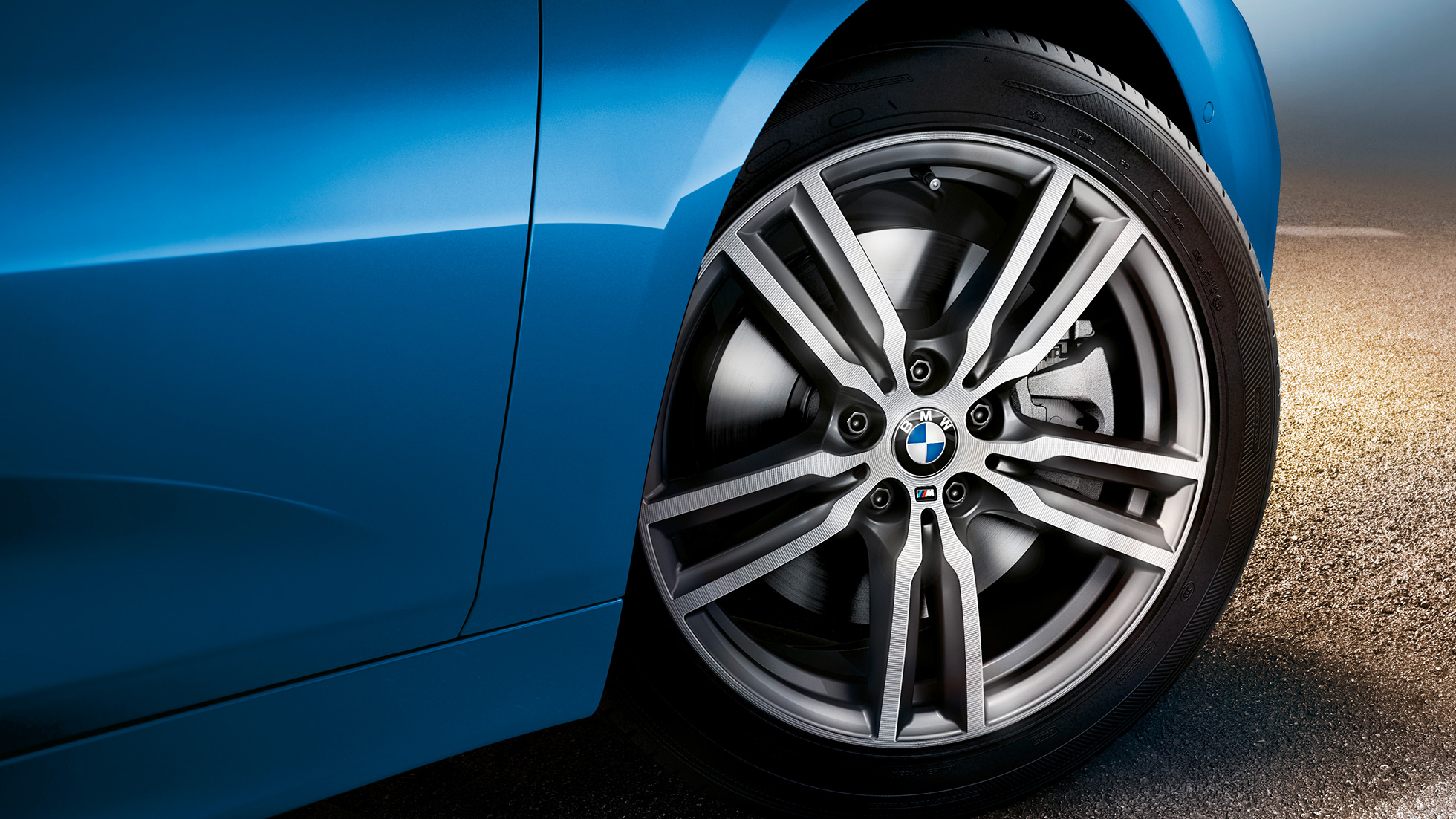 Light alloy wheels BMW 2 Series Gran Tourer Light alloy wheels BMW 2 Series Gran Tourer F46 2018 Misano Blue metallic close-up view