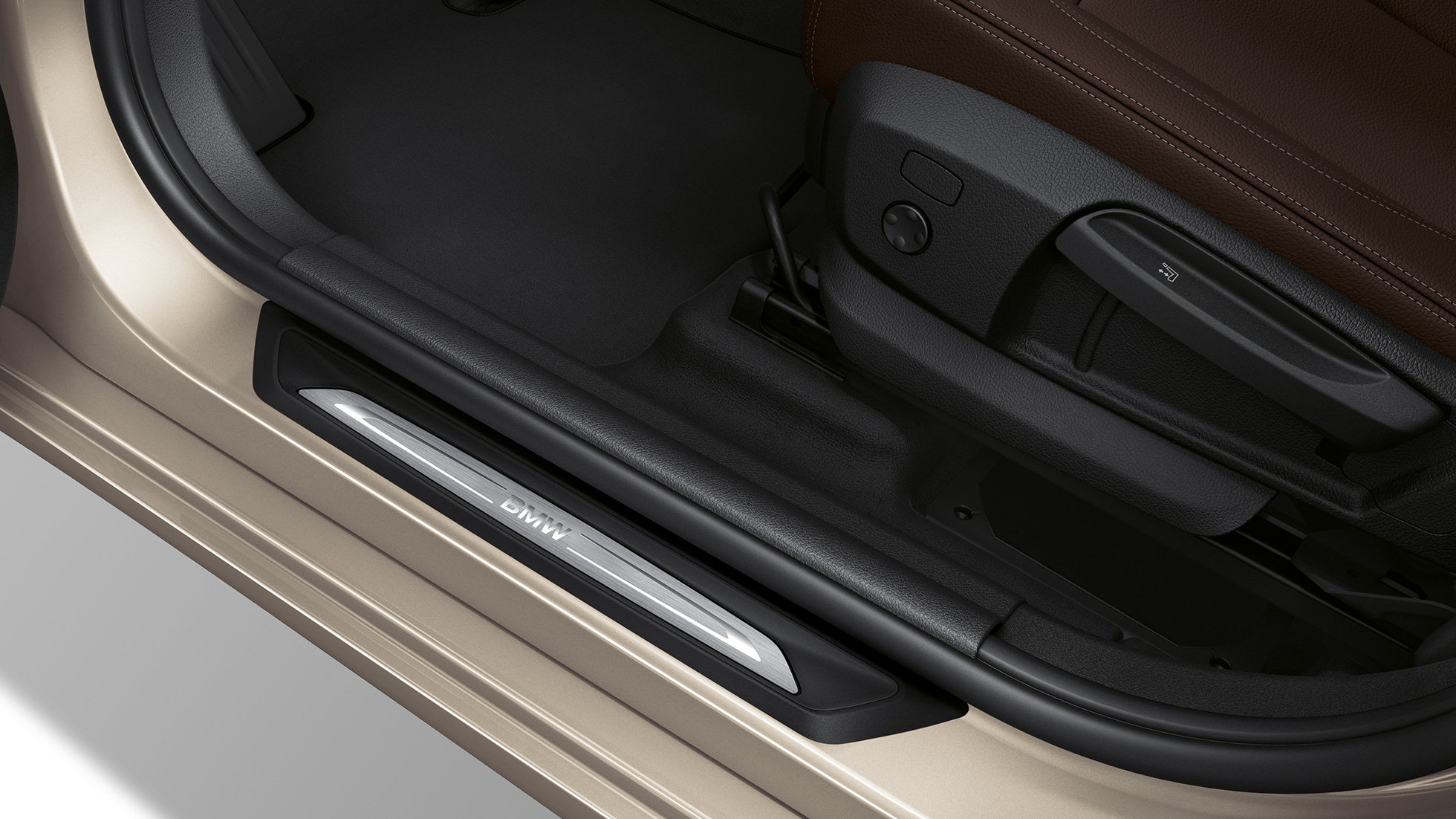 Door sill finishers BMW 2 Series Gran Tourer 218d xDrive Model Luxury Line F46 2018 Cashmere Silver close-up view 