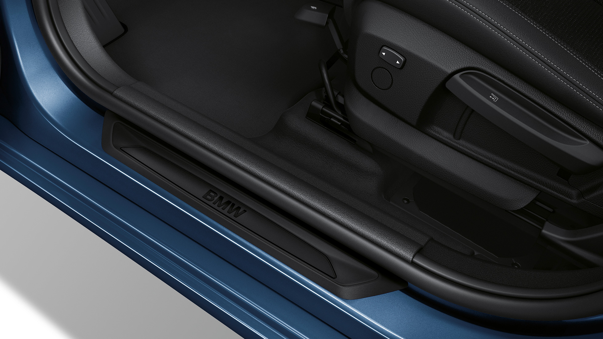 Door sill finishers BMW 2 Series Gran Tourer 218i Modell Advantage F46 2018 Phytonic Blue close-up view