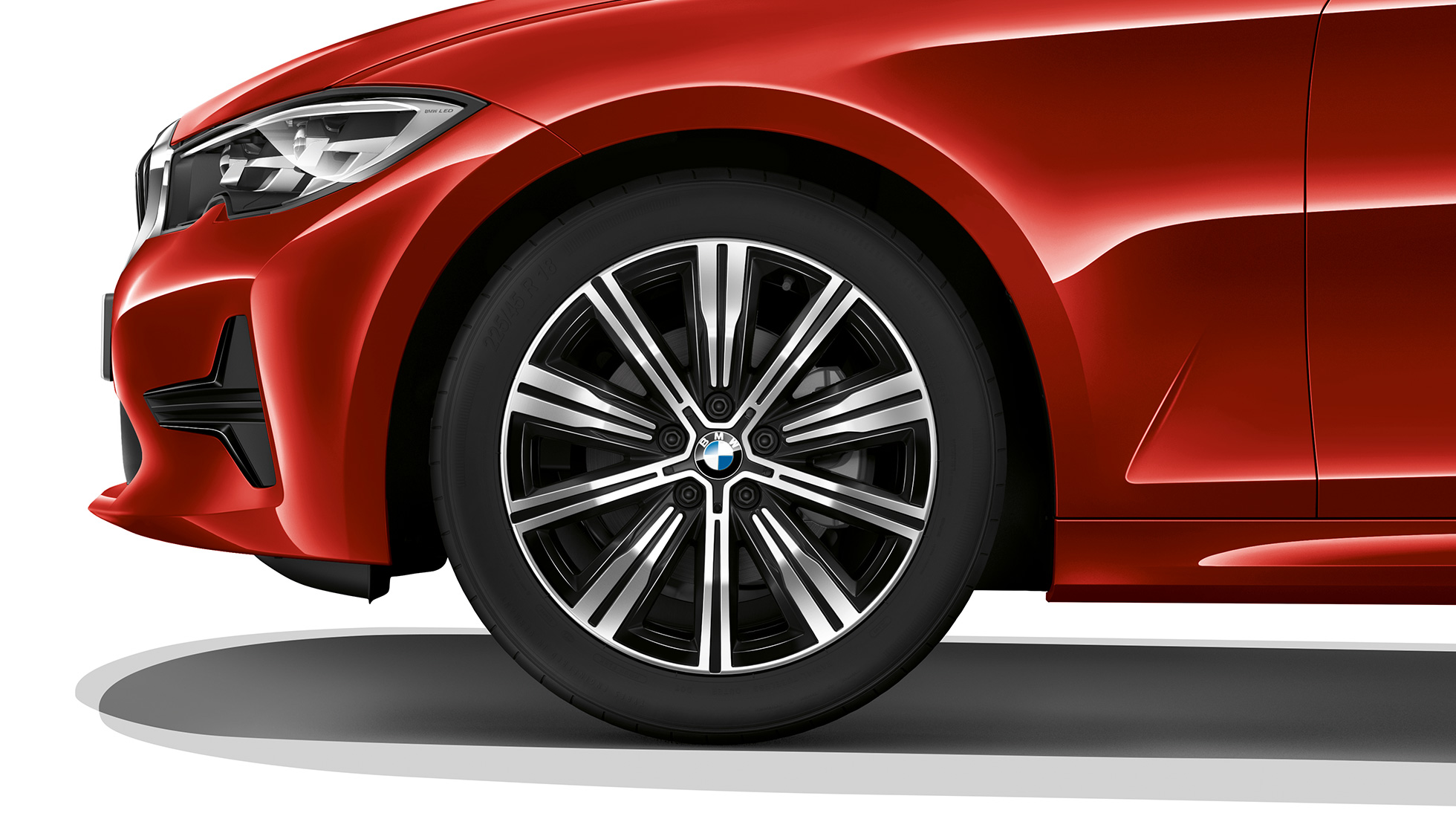 BMW 3 Series Sedan, Model Advantage light alloy wheel. Close-up of the light alloy wheel of the BMW 3 Series Sedan with model Advantage features.