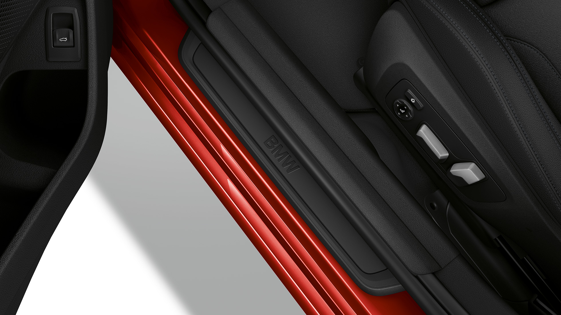 BMW 3 Series Sedan, Model Advantage entry sill. Top view of the door sill of the BMW 3 Series Sedan with model Advantage features.
