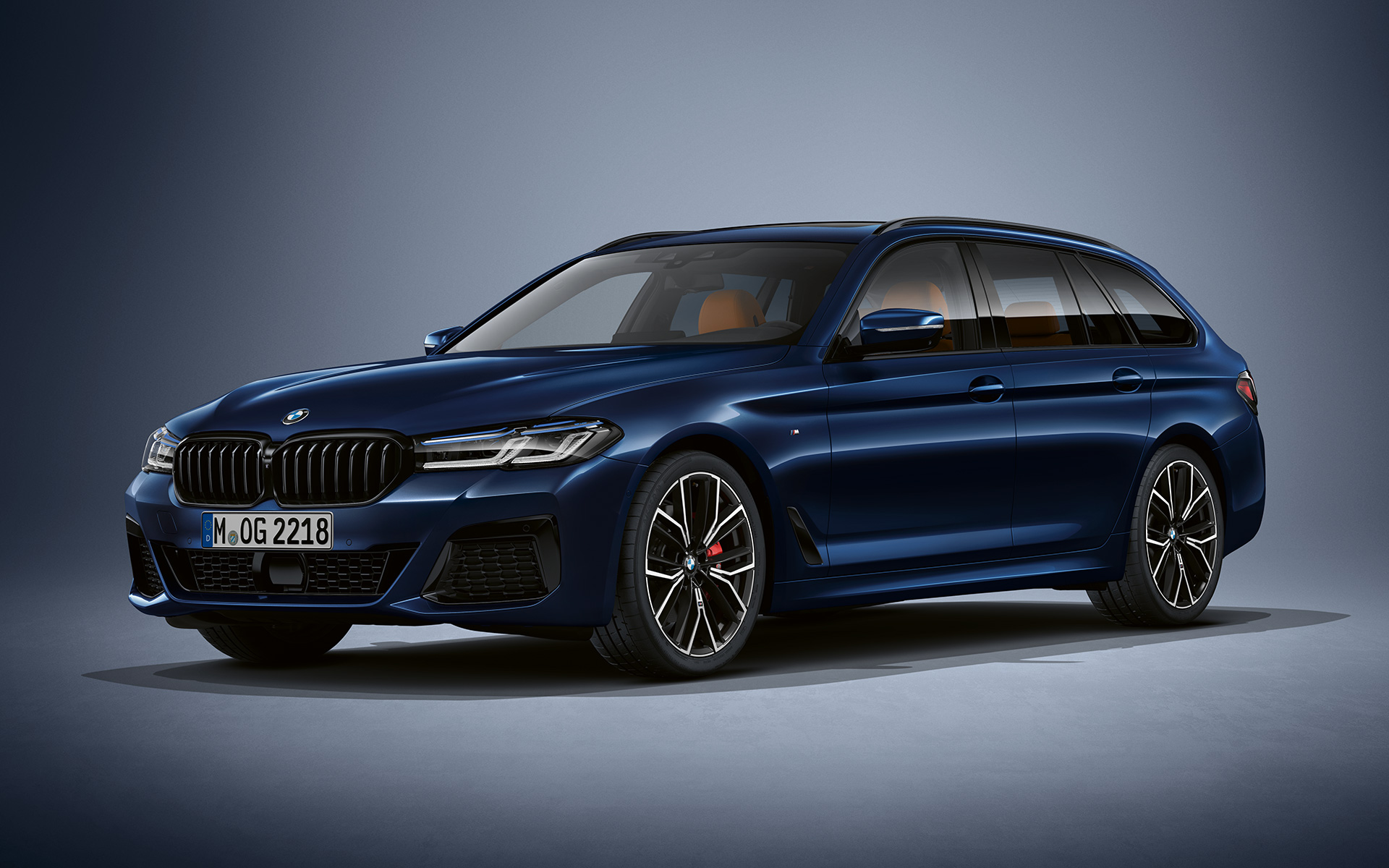 BMW 5 Series Touring G31 LCI in BMW Individual Tanzanite Blue metallic BMW 5 Series Touring Individual G31 Facelift 2020 three-quarter front view standing in BMW Individual Tanzanite Blue metallic