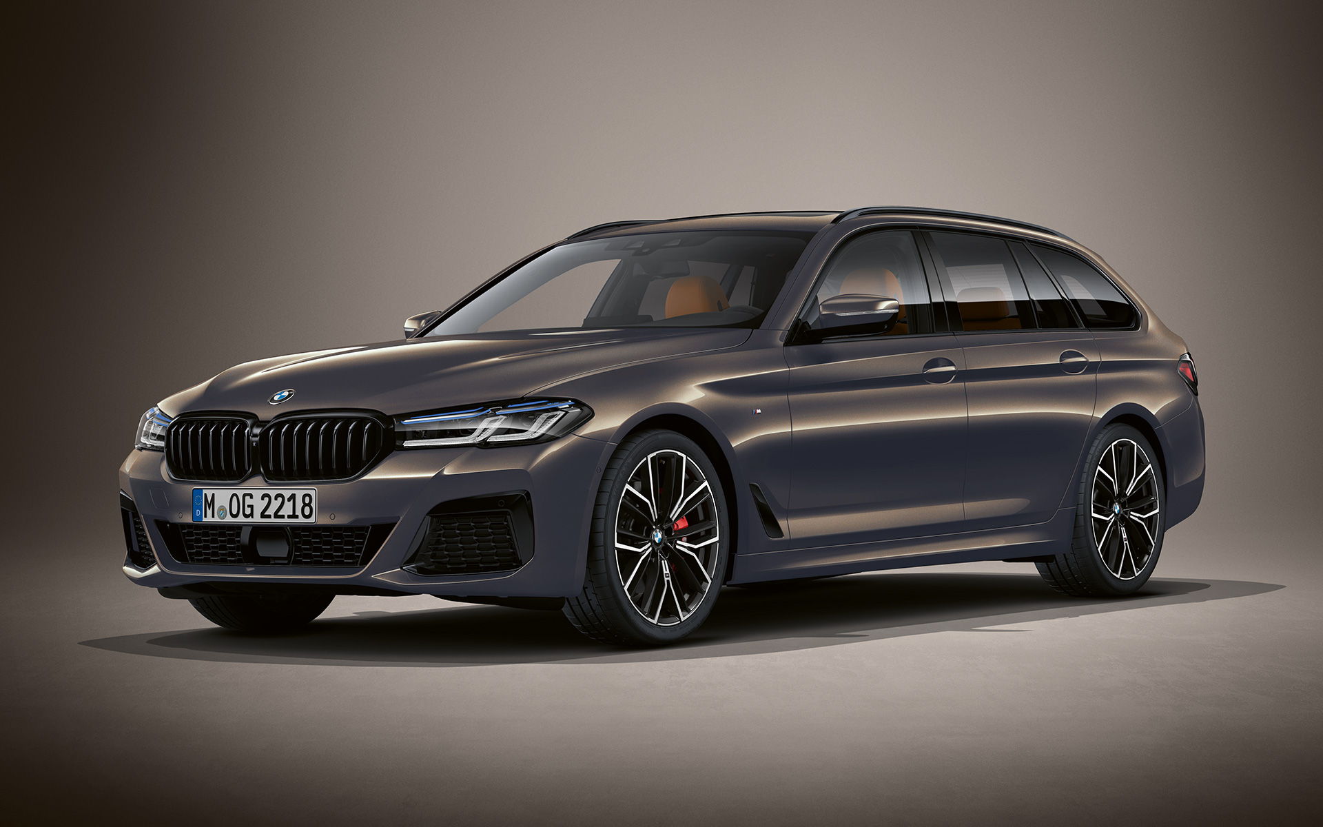 BMW 5 Series Touring G31 LCI in BMW Individual Alvite Grey metallic BMW 5 Series Touring Individual G31 Facelift 2020 three-quarter front view standing in BMW Individual Alvite Grey metallic