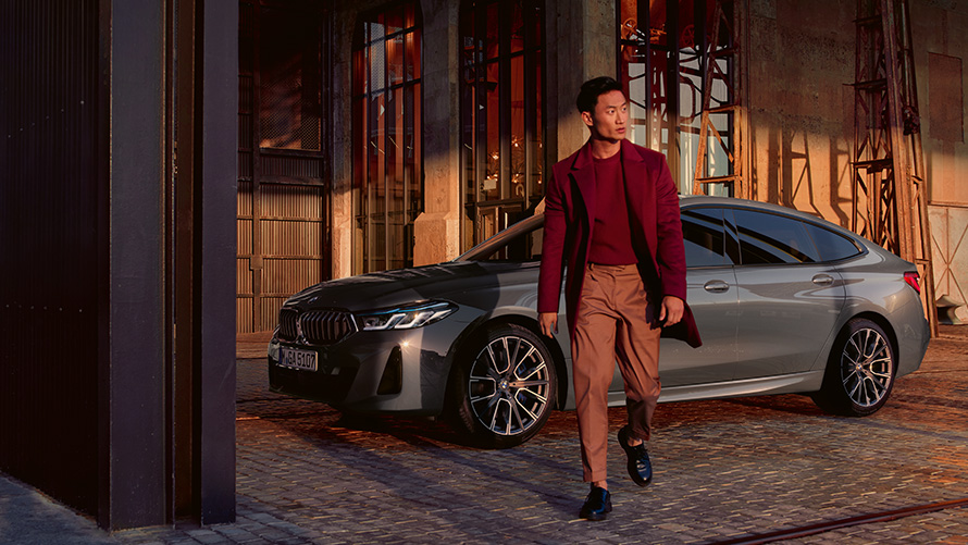 BMW 6 Series Gran Turismo 640i xDrive (G32), Bernina Grey BMW 6 Series Gran Turismo 640i xDrive (G32), Bernina Grey, man standing in front of BMW in side view