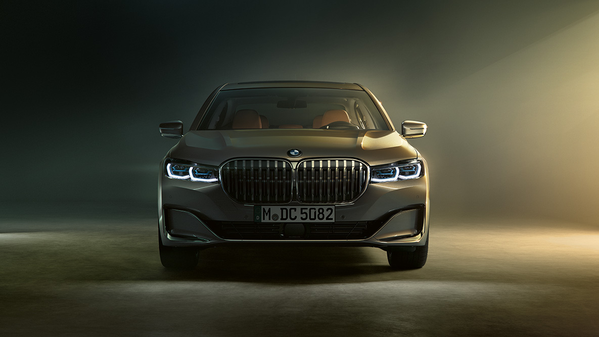 BMW 7 Series Sedan G11 G12 2019 front view BMW 7 Series Sedan G11 G12 2019 Bernina Grey Amber Effect front view in dimmed light