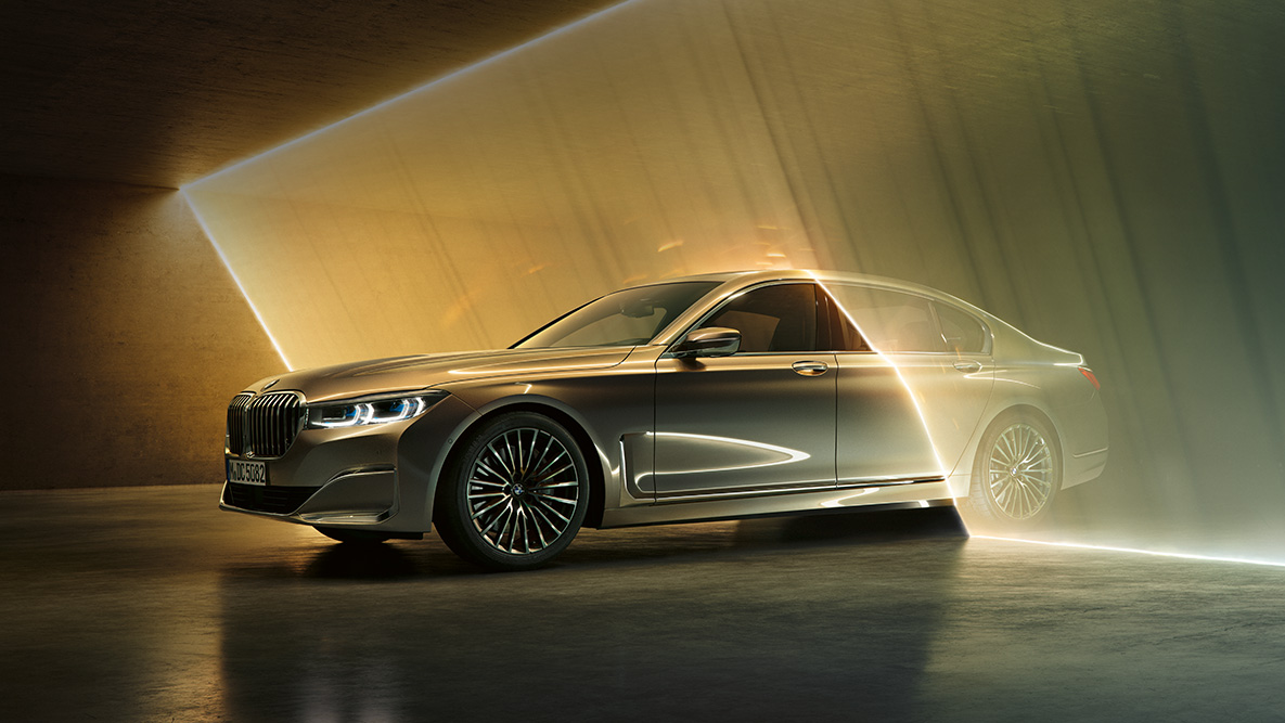 BMW 7 Series Sedan G11 G12 2019 light staging rear BMW 7 Series Sedan G11 G12 2019 Bernina Grey Amber Effect light staging on the rear, close-up