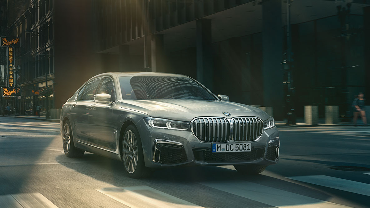 BMW 7 Series Sedan G11 G12 2019 Driving Assistant Professional BMW 7 Series Sedan G11 G12 2019 three-quarter front view driving in front of urban setting Driving Assistant Professional