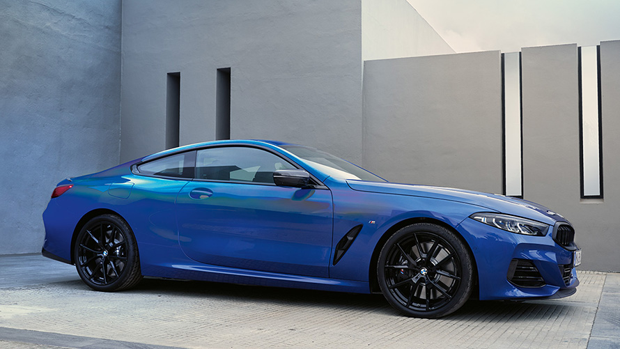 BMW 8er Coupé (G15) three-quarter front view standing BMW 8er Coupé (G15) three-quarter front view standing