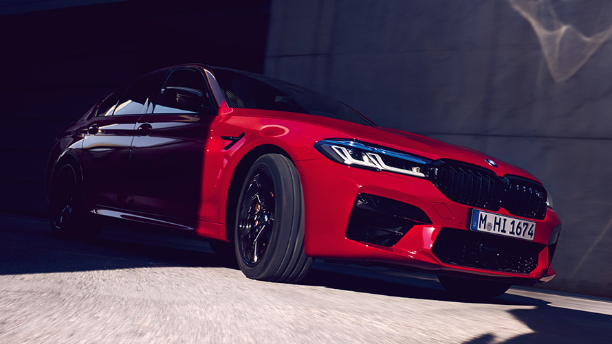 BMW M5 Competition F90 LCI Facelift 2020 three-quarter front view standing BMW M5 Competition F90 LCI Facelift 2020 BMW Individual Imola Red three-quarter front view standing