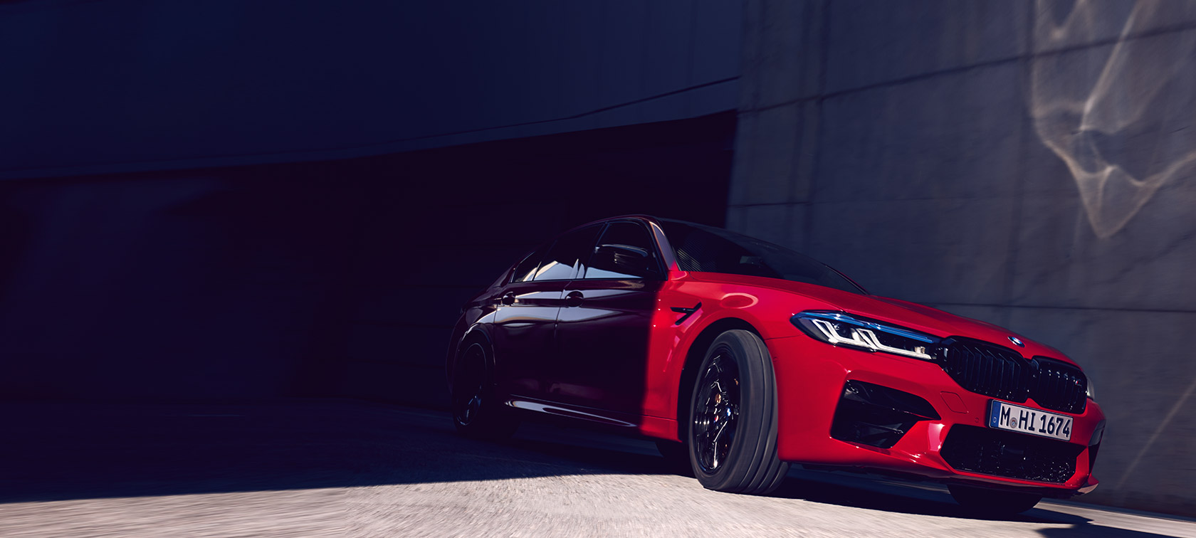 BMW M5 Competition F90 LCI Facelift 2020 three-quarter front view standing BMW M5 Competition F90 LCI Facelift 2020 BMW Individual Imola Red three-quarter front view standing