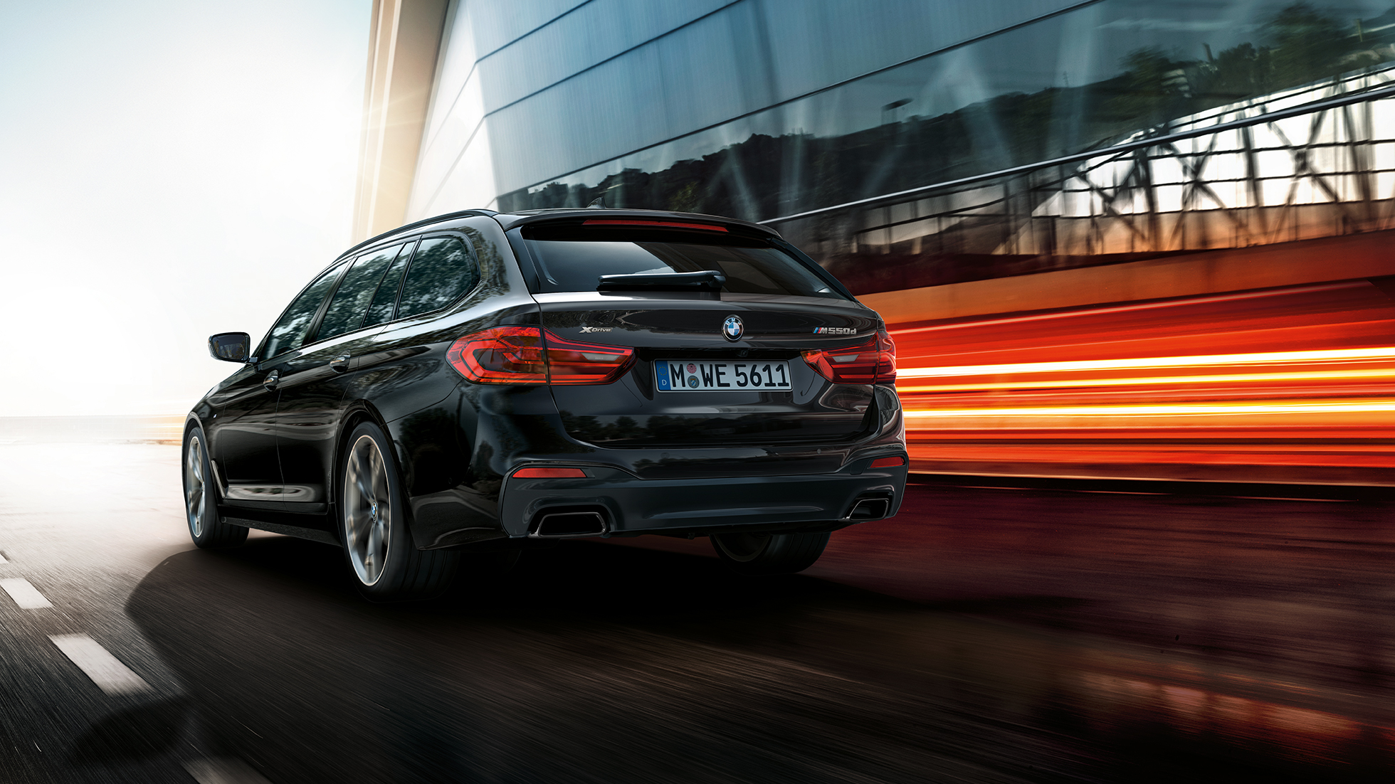 Three-quarter rear view BMW M550d xDrive Touring BMW M550d xDrive Touring G31 Azurite Black metallic three-quarter rear view