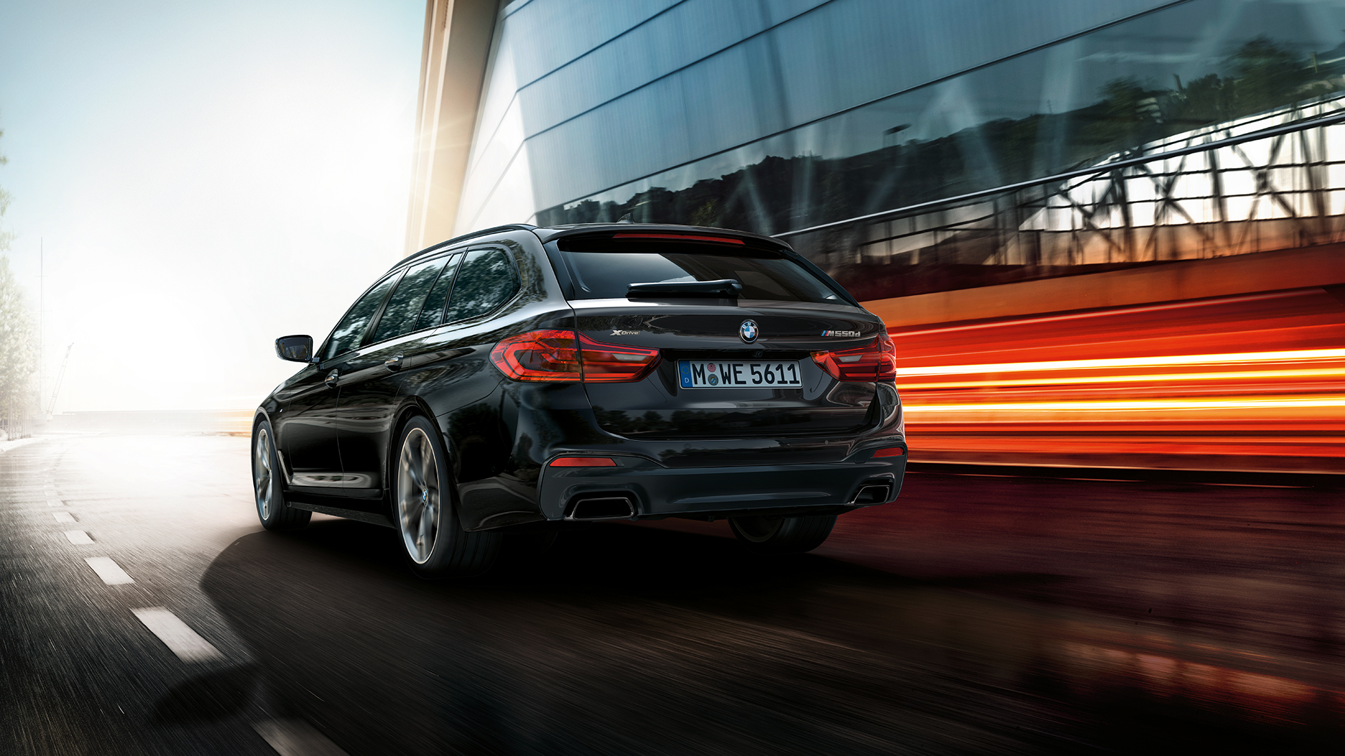 Exterior design BMW M550d xDrive Touring Exterior design BMW M550d xDrive Touring G31 Azurite Black metallic three-quarter rear view BMW M550d Touring highlights