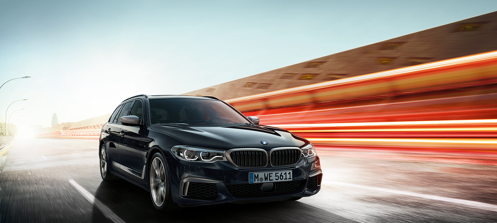 BMW M550d xDrive Touring new G31 Azurite Black metallic three-quarter front view 