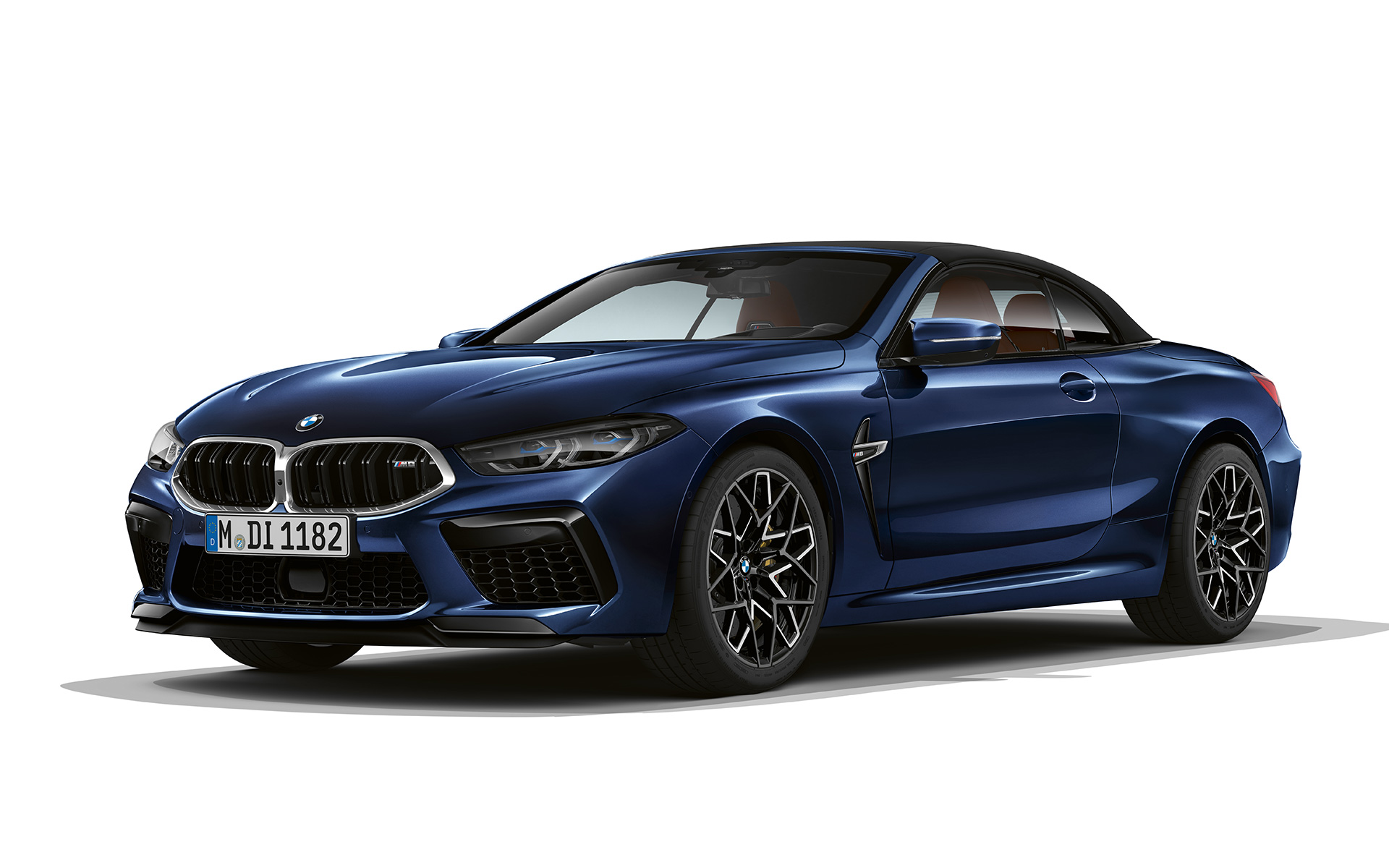 three-quarter front view BMW M8 Convertible F91 LCI Facelift 2022 BMW M8 Convertible F91 LCI Facelift 2022 BMW Individual tanzanite blue metallic three-quarter front view