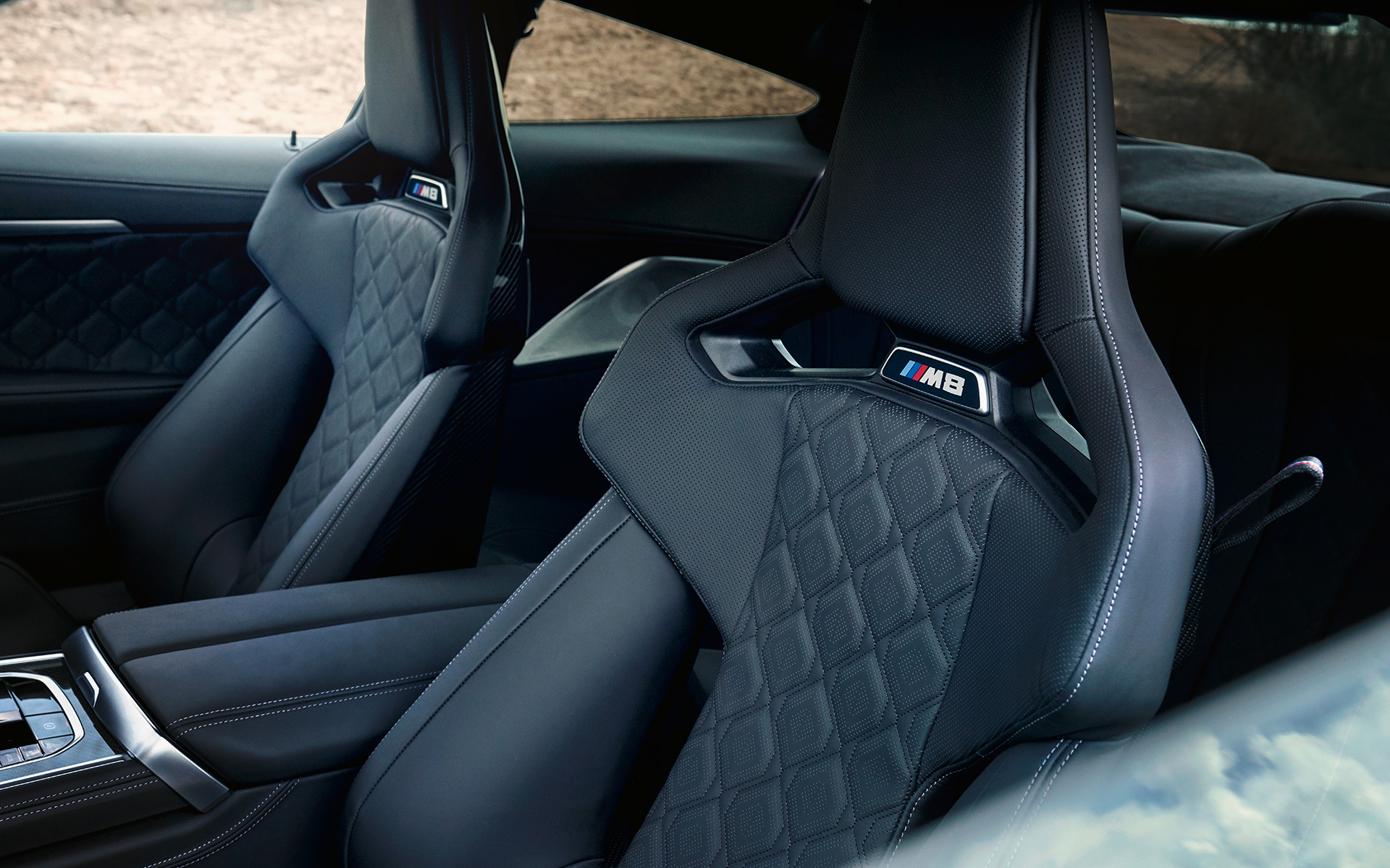 M Carbon bucket seats the BMW M8 Coupé F92 LCI Facelift 2022 The BMW M8 Coupé F92 LCI Facelift 2022 interior cockpit M Carbon bucket seats