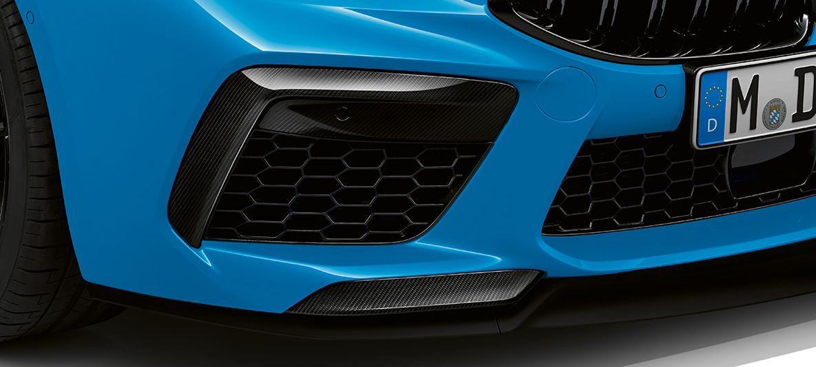 Carbon fibre clasps on the side air intakes the BMW M8 Competition Coupé F92 LCI 2022 three-quarter front view The BMW M8 Competition Coupé F92 LCI Facelift 2022 Daytona Beach blue uni three-quarter front view carbon fibre clasps on the side air intakes