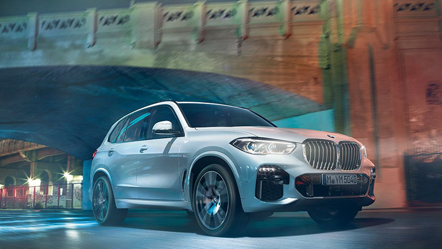 BMW X5 three-quarter front view G05 BMW X5 G05 2018 SUV Mineral White metallic three-quarter front view driving at night