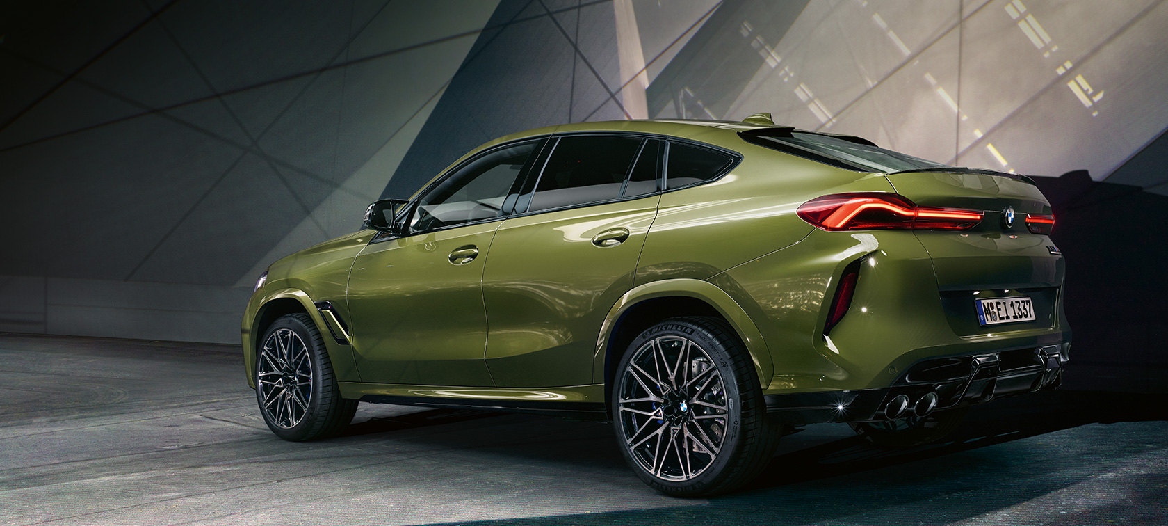 BMW X6 M Competition three-quarter rear view F96 BMW X6 M Competition F96 2020 BMW Individual Special Paint Urban Green three-quarter rear view