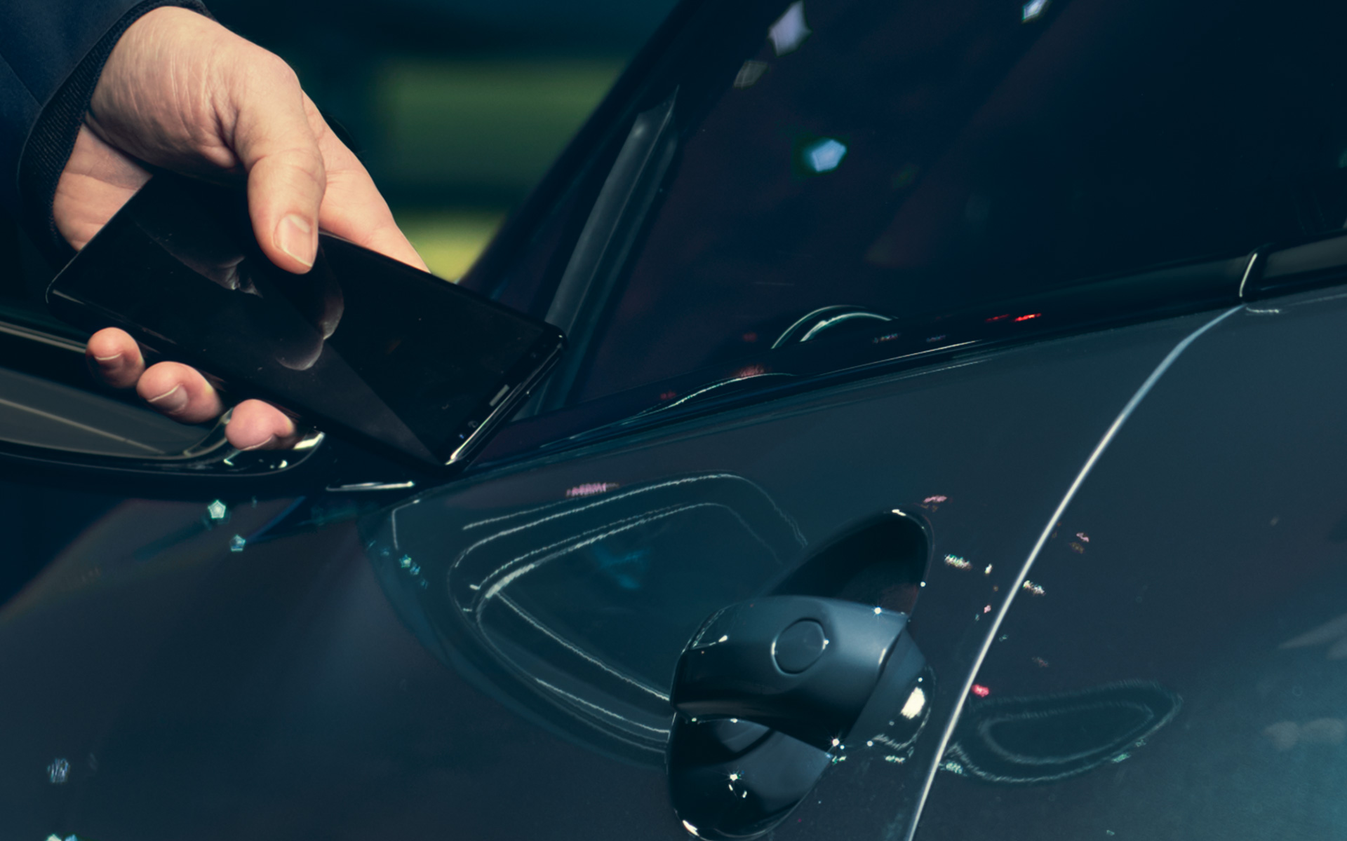 BMW X7 M50i M50d G07 2019 Digital Key smartphone close-up BMW X7 M50i M50d G07 2019 Digital Key smartphone close-up