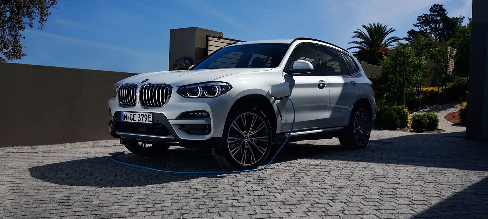 Plug-in hybrid BMW X3 xDrive30e G01 three-quarter front view Plug-in hybrid BMW X3 xDrive30e G01 three-quarter front view charging