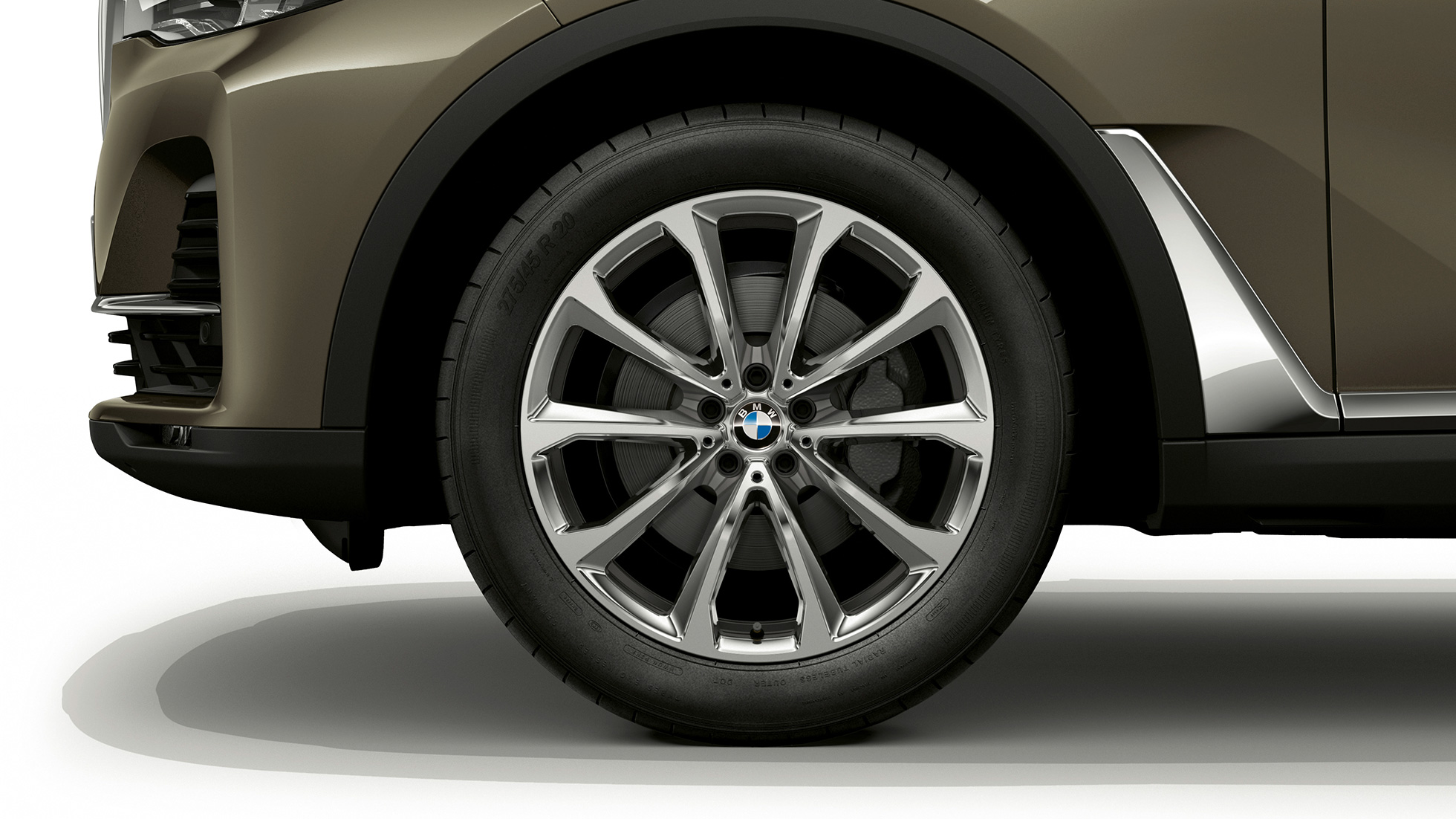 BMW X7, light alloy wheel Close-up of the light alloy wheel of the BMW X7