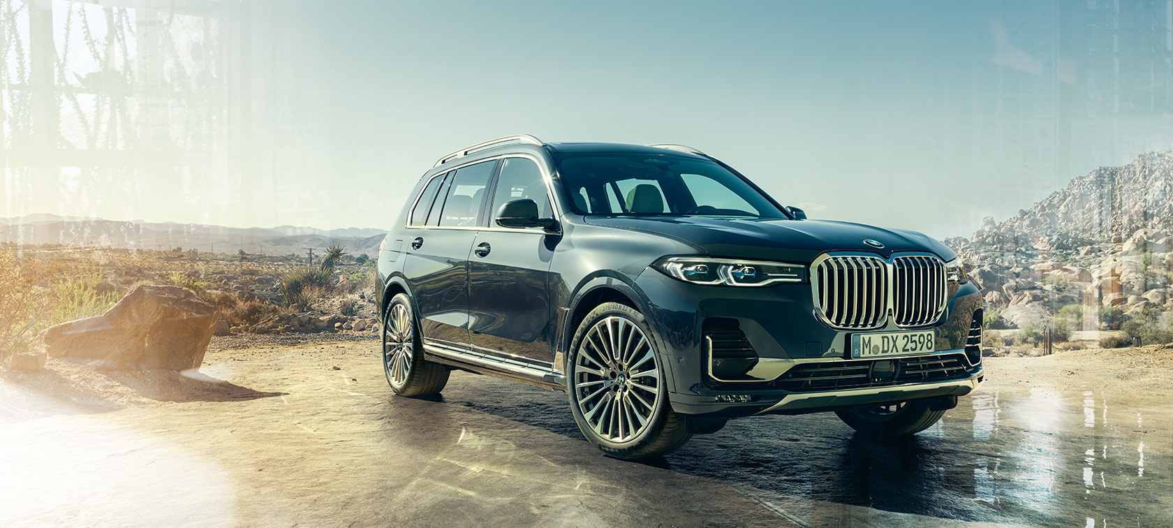 BMW X7, three-quarter front view BMW X7 in Arctic Grey, standing in front of desert, three-quarter front view, G07 2019