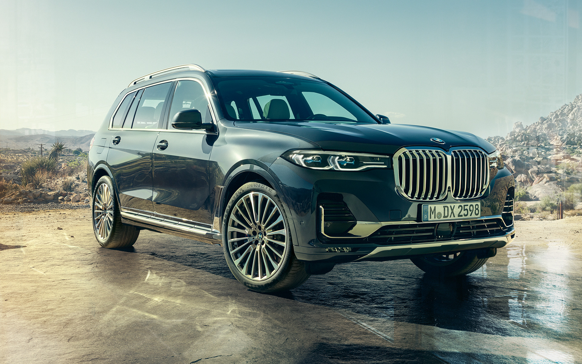 BMW X7 G07 2019 Exterior three-quarter front view against desert background